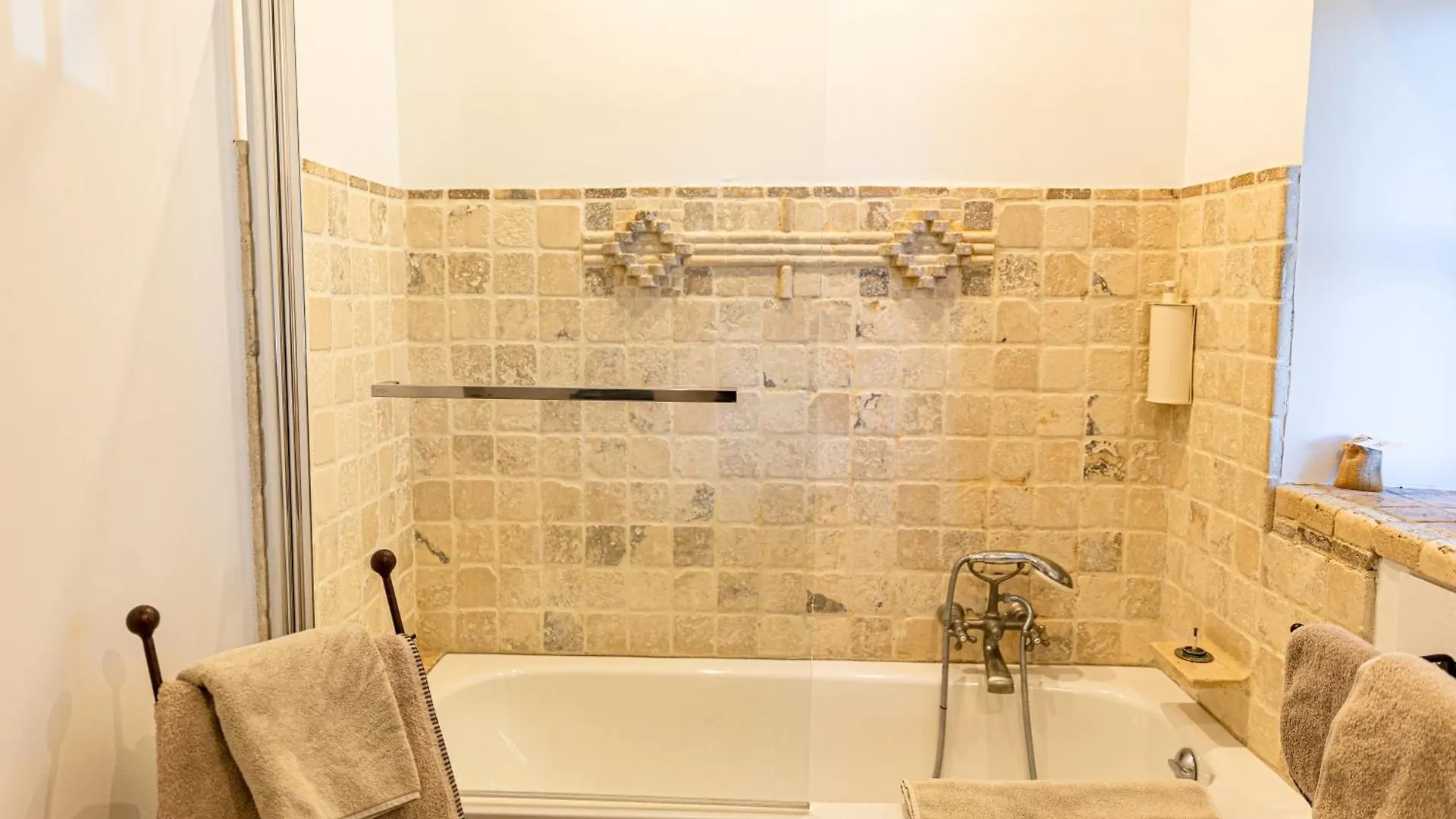 Maison Bournissac Noves Hotel