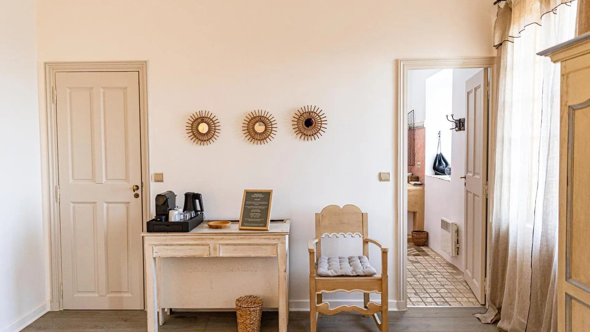 Maison Bournissac Noves Hotel